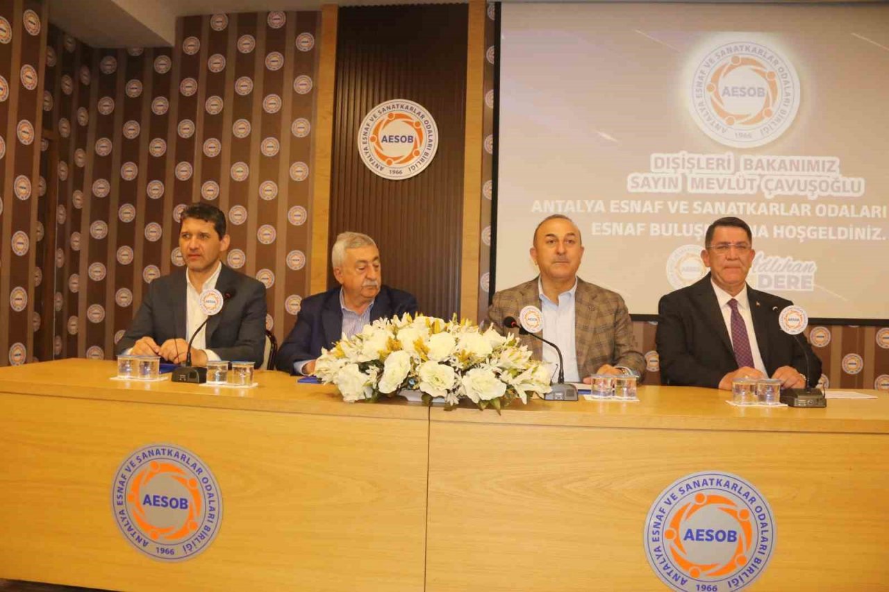 Bakan Çavuşoğlu: "’Erdoğan gitsin’ diyenlerin pabucunu kaç seçimdir dama atıyoruz"