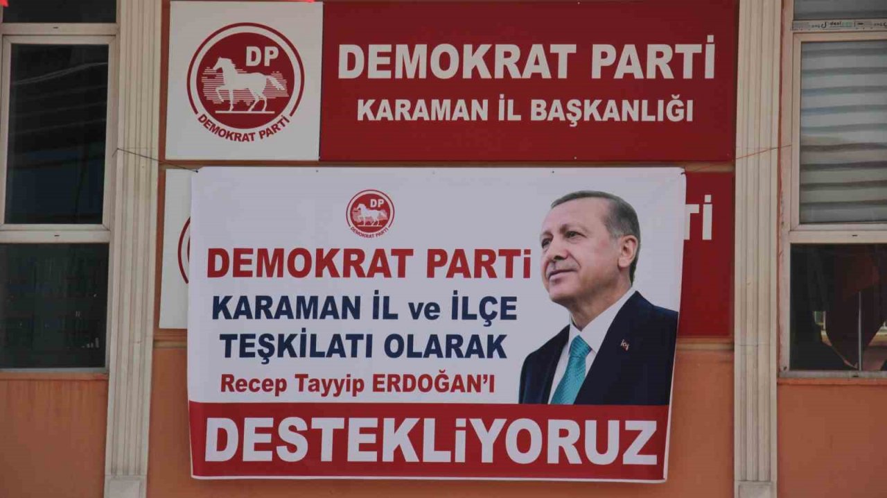 Karaman’da Demokrat Parti’den Cumhurbaşkanı Erdoğan’a pankartlı ve fotoğraflı destek