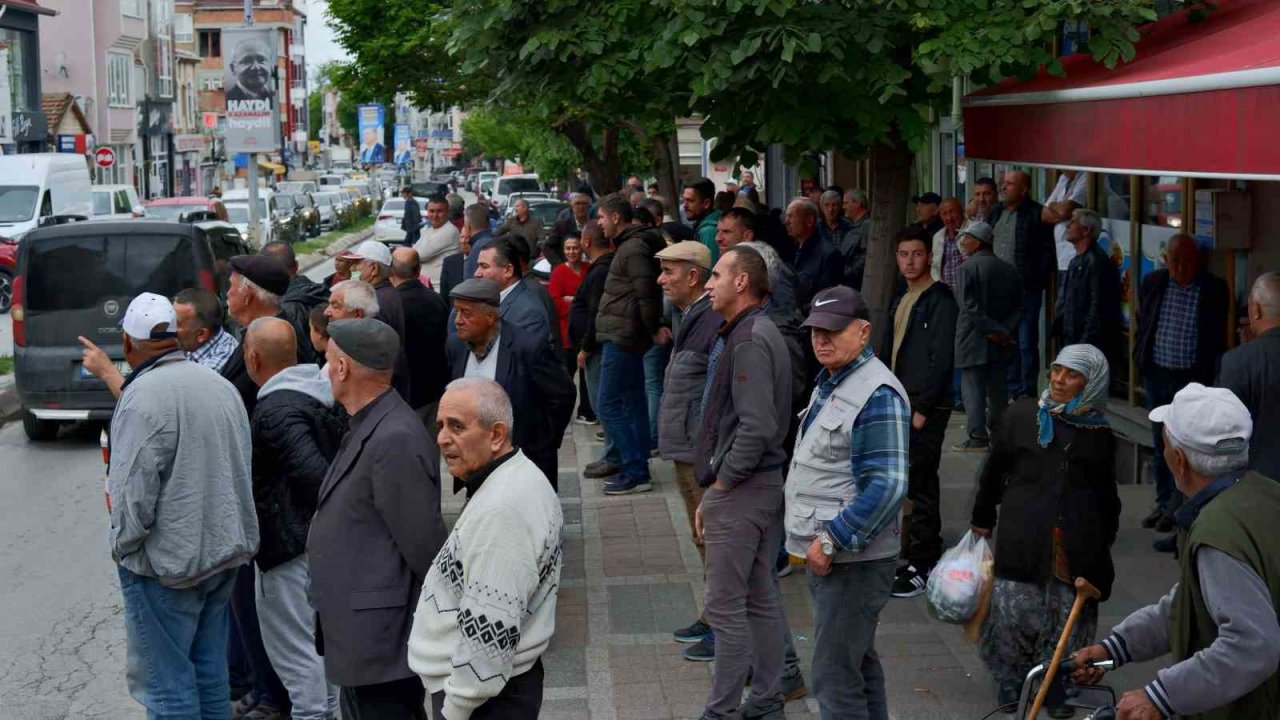 Onlarca kişi yangını film izler gibi izledi, sosyal medyadan canlı yayın yaptı