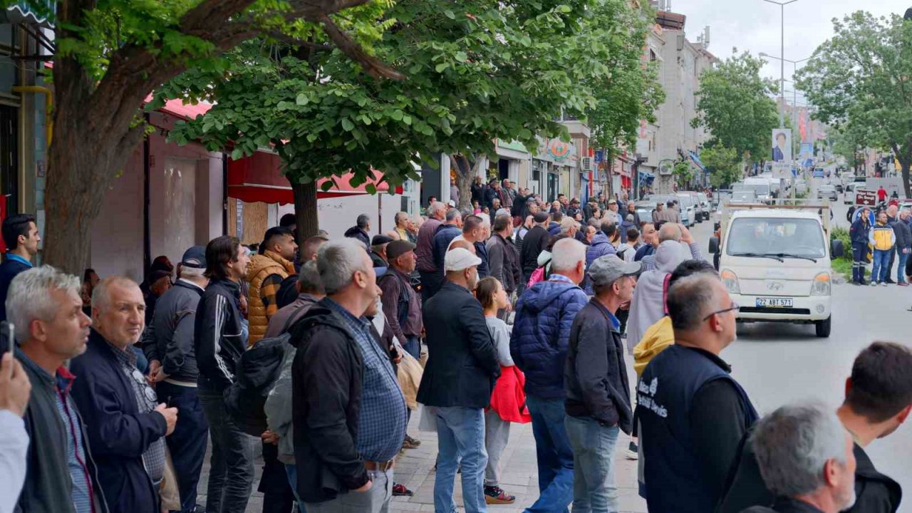 Onlarca kişi yangını film izler gibi izledi, sosyal medyadan canlı yayın yaptı