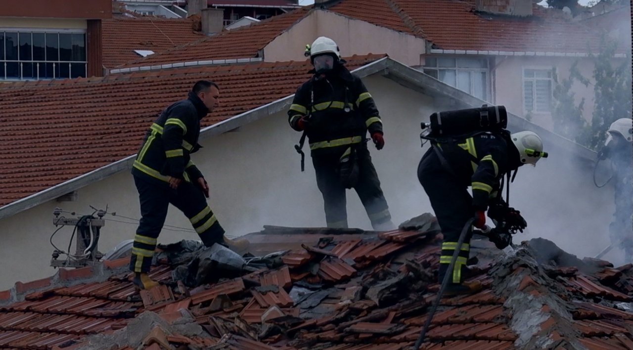 Onlarca kişi yangını film izler gibi izledi, sosyal medyadan canlı yayın yaptı