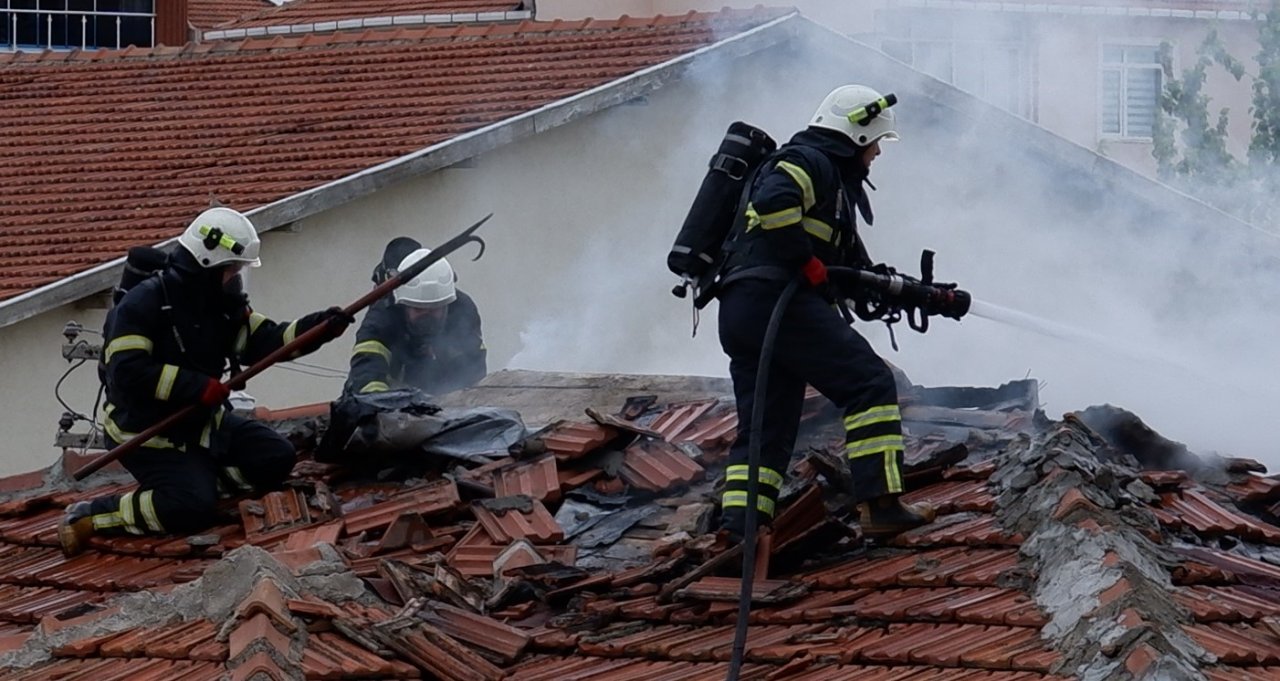 Onlarca kişi yangını film izler gibi izledi, sosyal medyadan canlı yayın yaptı