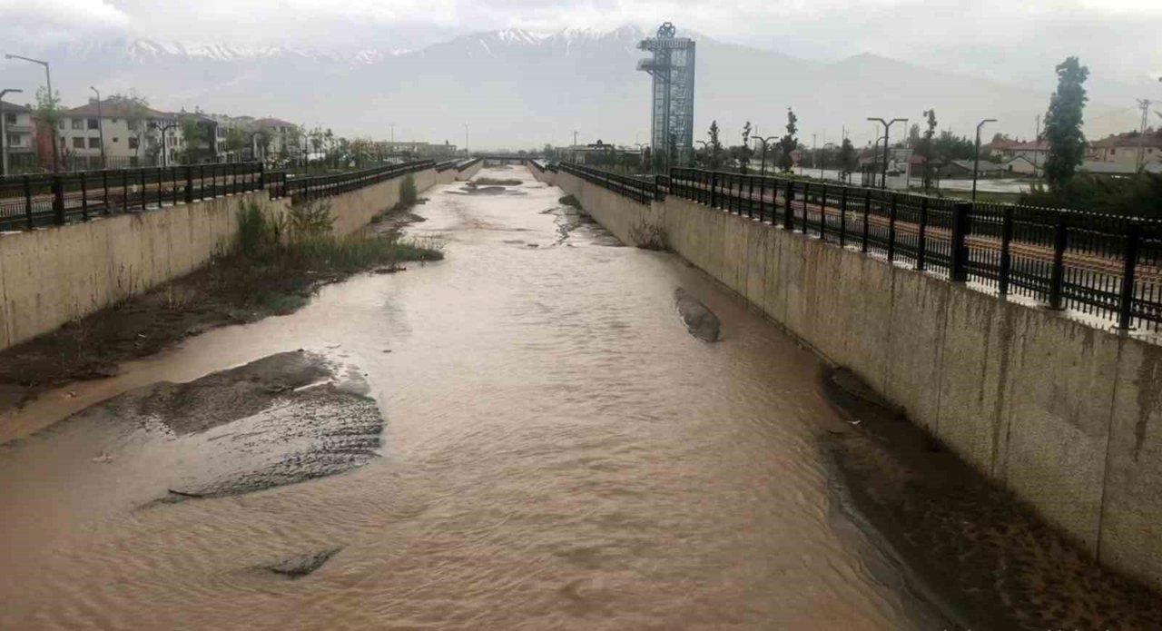 Erzincan’da sağanak etkili oldu