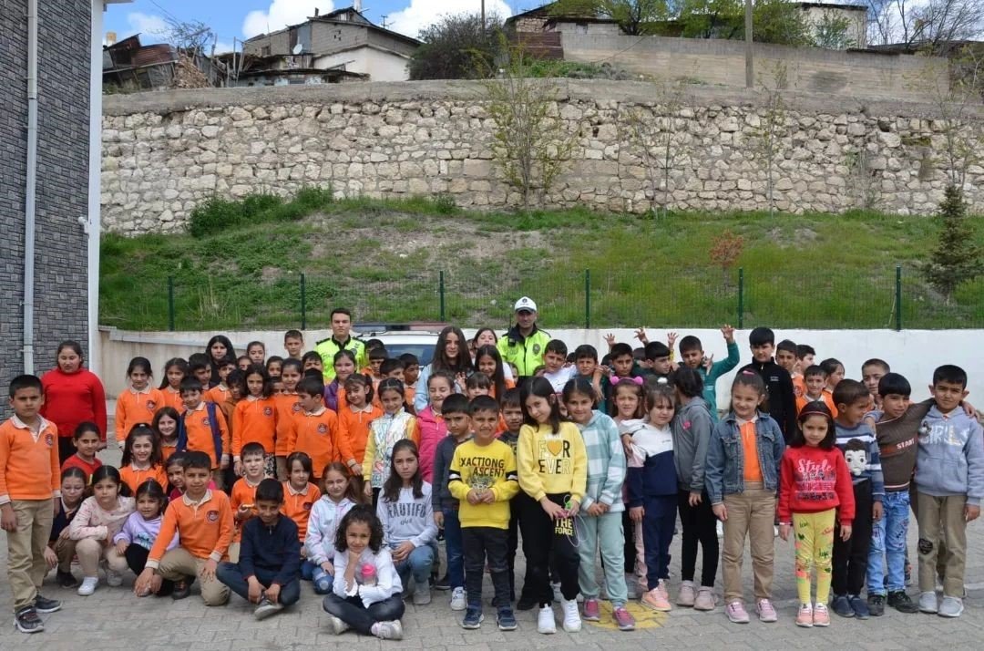 Tercan’da öğrencilere güvenli trafik eğitimi verildi