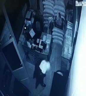 Kadın kıyafeti ile çalıştığı işyerinden kasayı çaldı