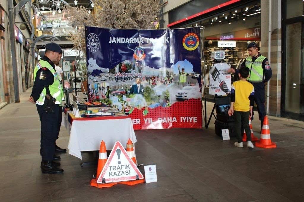 İzmir’de jandarmadan öğrencilere trafik eğitimi