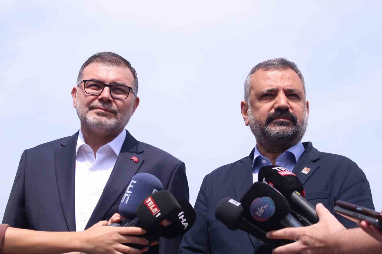 İzmir’deki taşlı-sopalı olayın ardından AK Parti ve CHP’li başkanlar sarılarak poz verdi