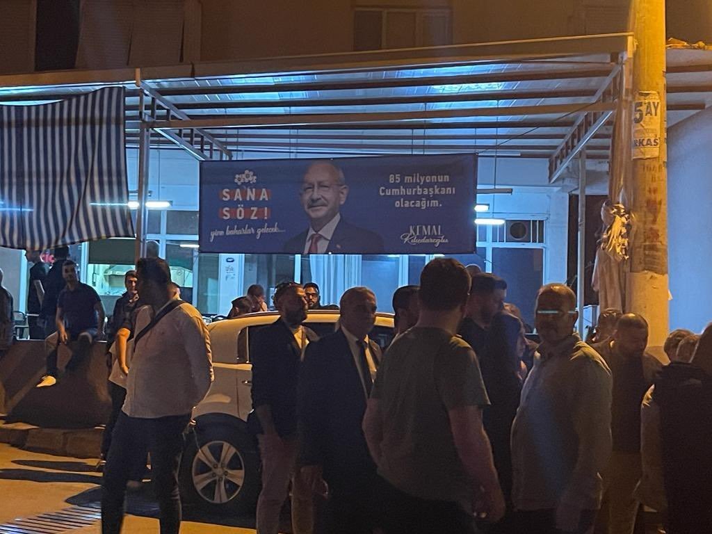 İzmir’deki taşlı-sopalı olayın ardından AK Parti ve CHP’li başkanlar sarılarak poz verdi