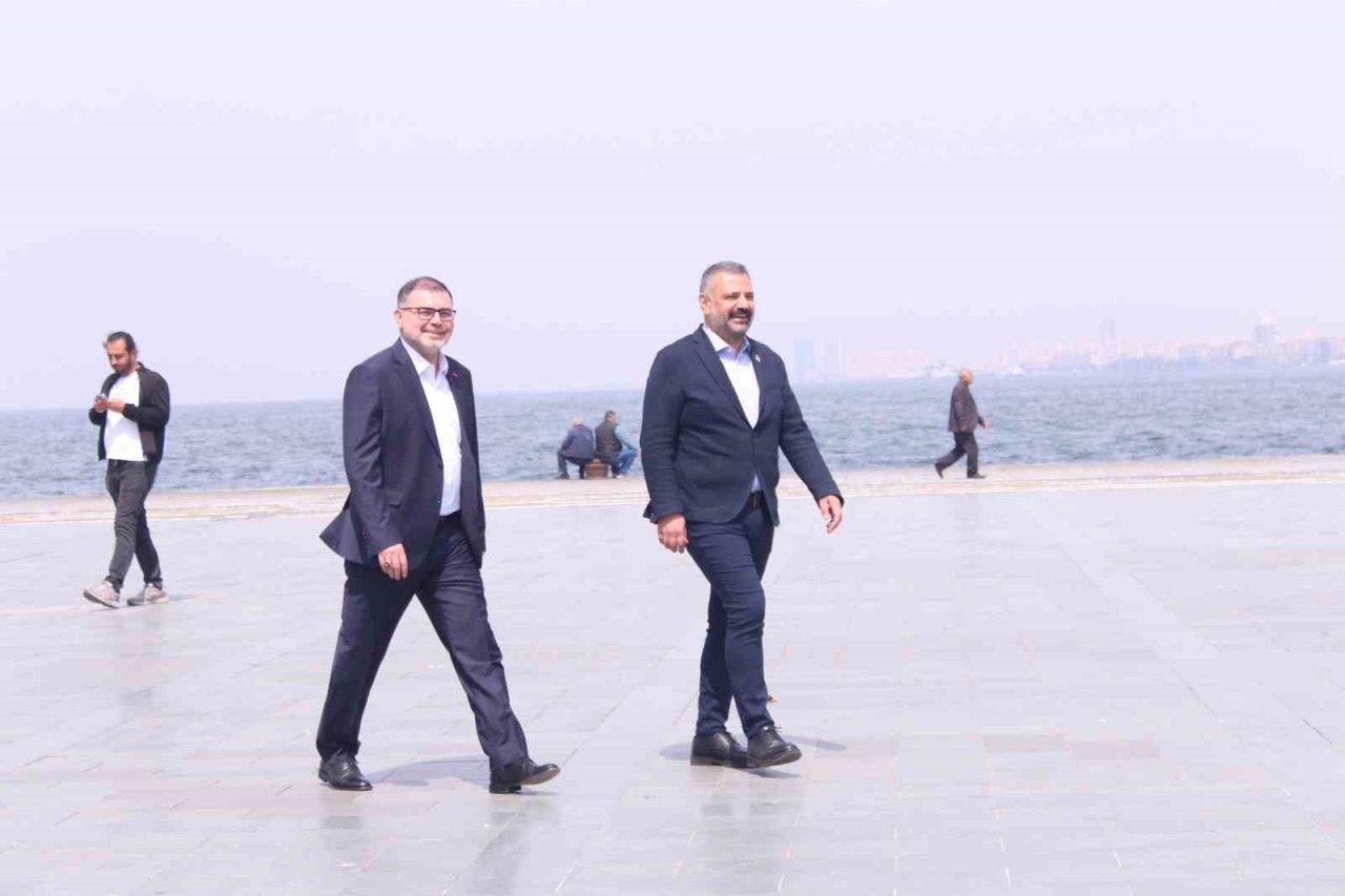 İzmir’deki taşlı-sopalı olayın ardından AK Parti ve CHP’li başkanlar sarılarak poz verdi