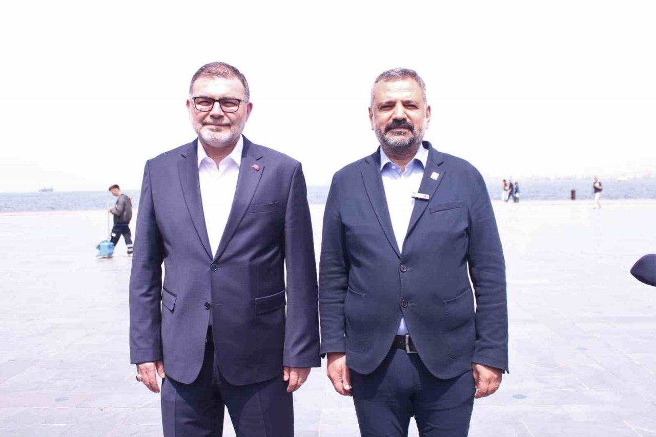 İzmir’deki taşlı-sopalı olayın ardından AK Parti ve CHP’li başkanlar sarılarak poz verdi