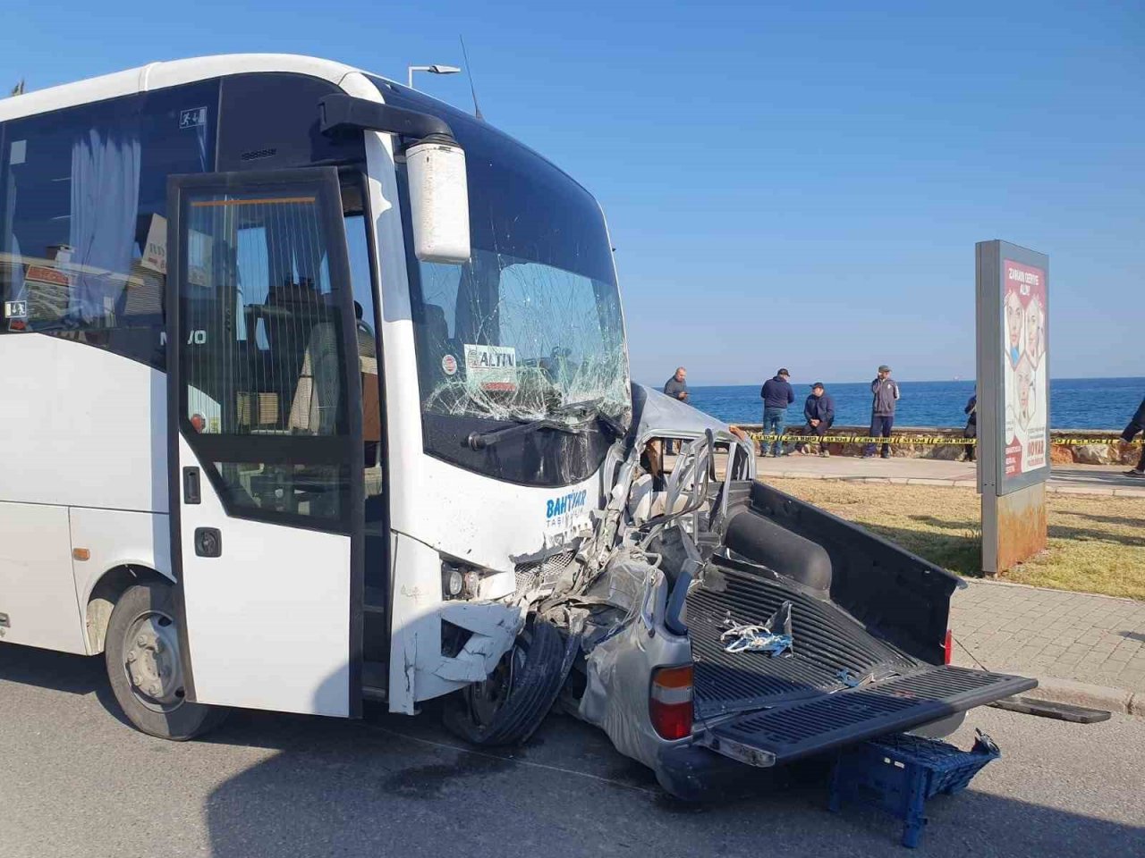 İzmir’de 1 kişinin öldüğü 6 kişinin yaralandığı kaza anı kamerada