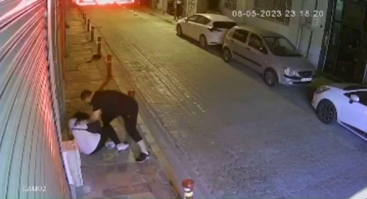 İzmir’de sokak ortasında kadına öldüresiye şiddet kamerada