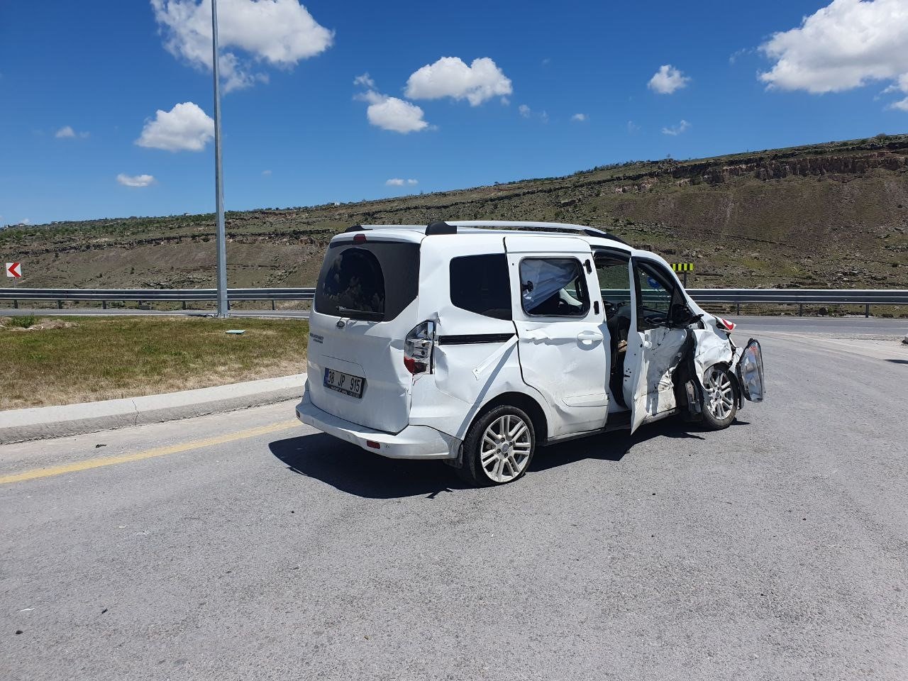 Kaza yapan otomobil refüje uçtu: 3 yaralı