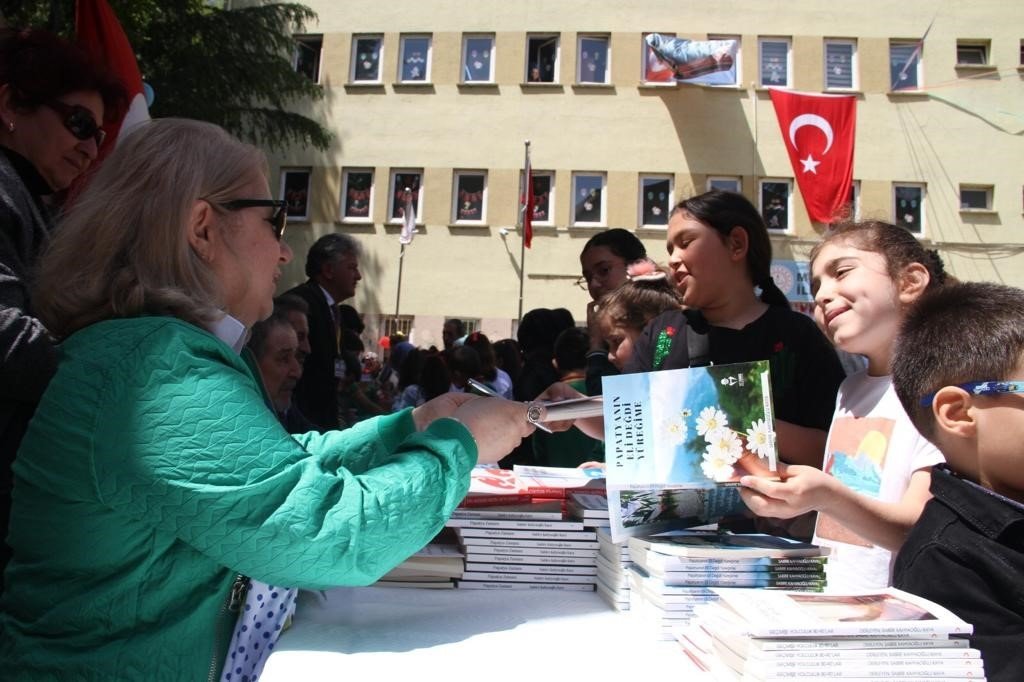 İlk defa kitap fuarı düzenlenen ilçede yazarlar okurlarıyla buluştu