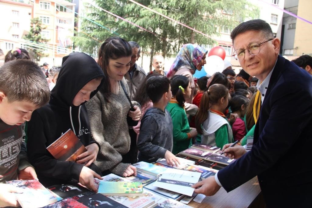 İlk defa kitap fuarı düzenlenen ilçede yazarlar okurlarıyla buluştu