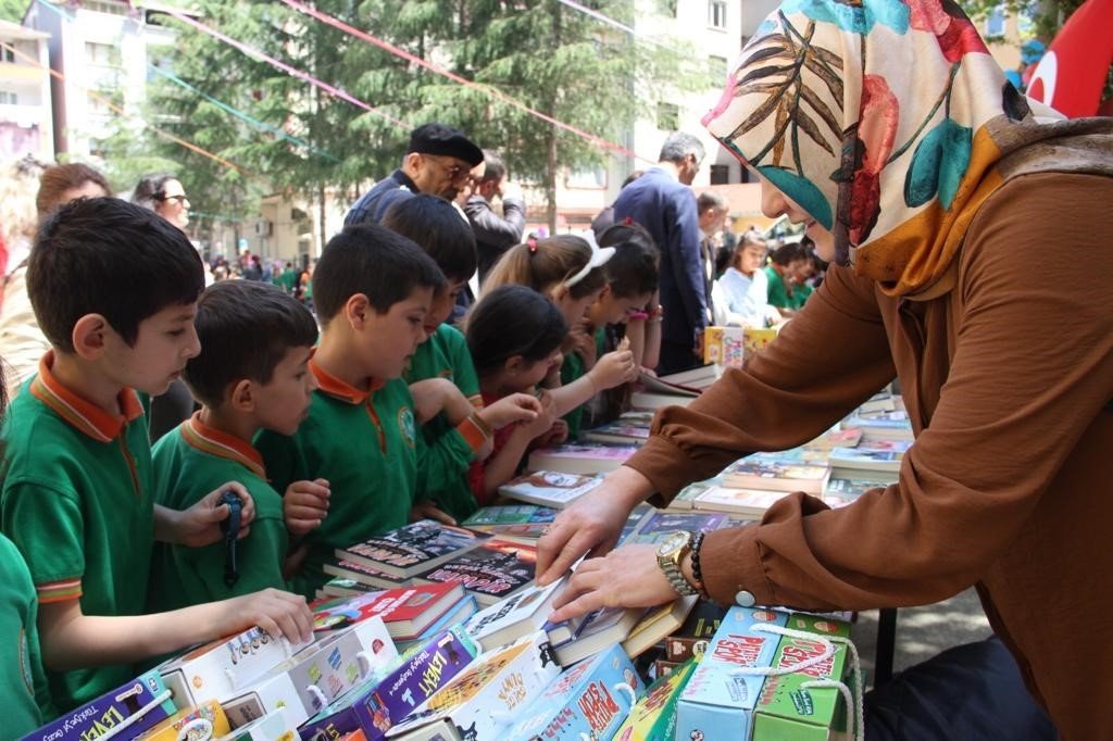 İlk defa kitap fuarı düzenlenen ilçede yazarlar okurlarıyla buluştu