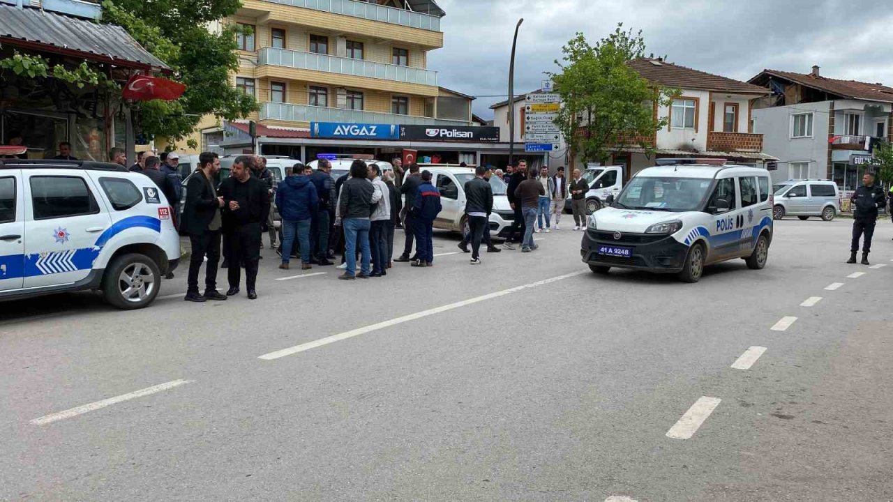 Tartışmayı tatlıya bağlamak için bir araya gelmişlerdi, bu kez kavga çıktı: 6 yaralı, 6 gözaltı