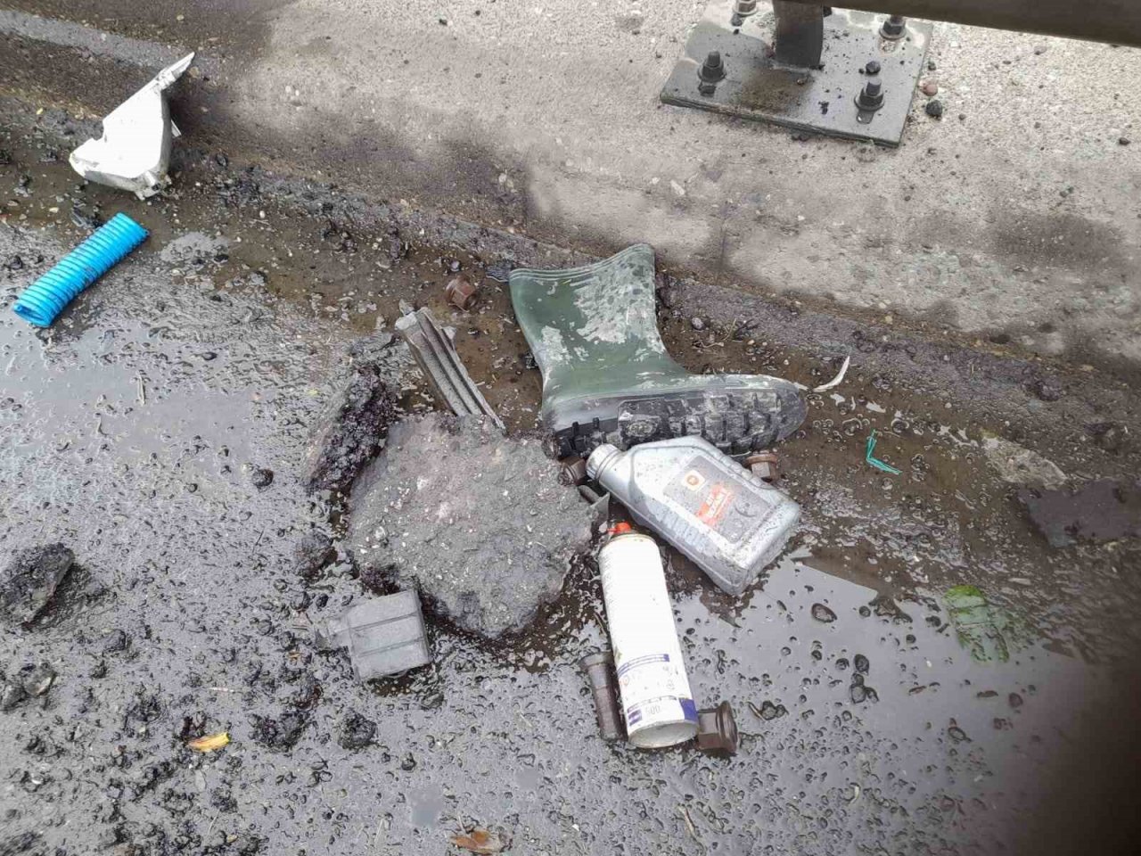 TEM’de bariyerlere çarpan tır dorseden ayrılıp dereye uçtu