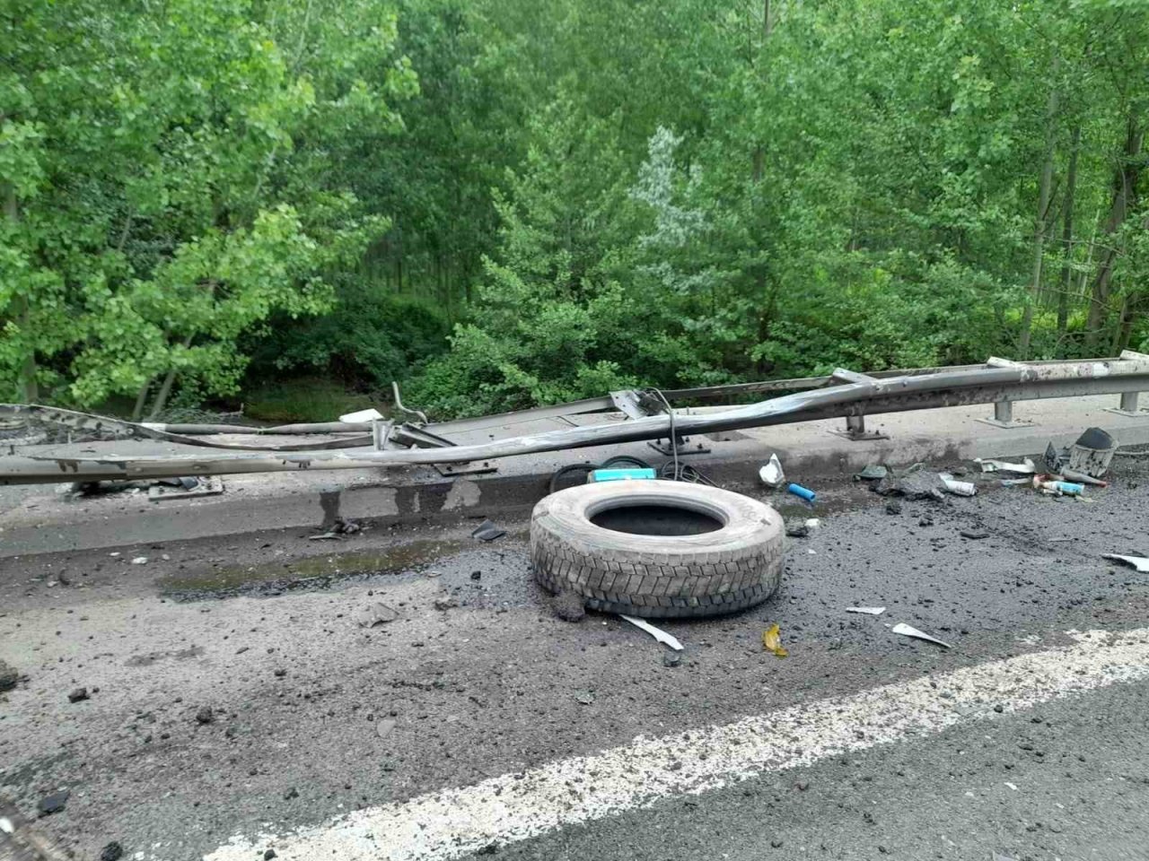TEM’de bariyerlere çarpan tır dorseden ayrılıp dereye uçtu