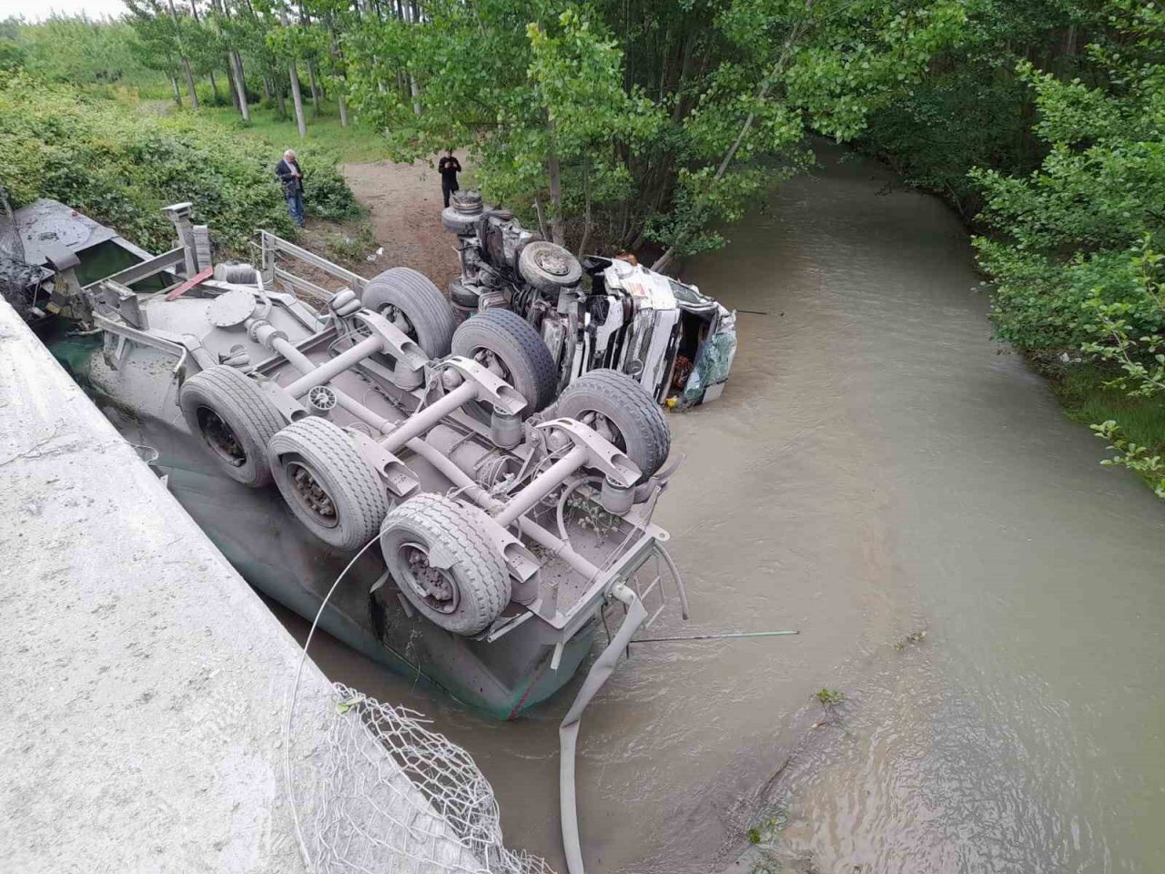 TEM’de bariyerlere çarpan tır dorseden ayrılıp dereye uçtu
