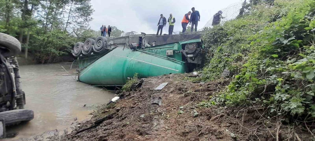 TEM’de bariyerlere çarpan tır dorseden ayrılıp dereye uçtu