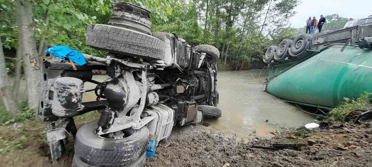 TEM’de bariyerlere çarpan tır dorseden ayrılıp dereye uçtu