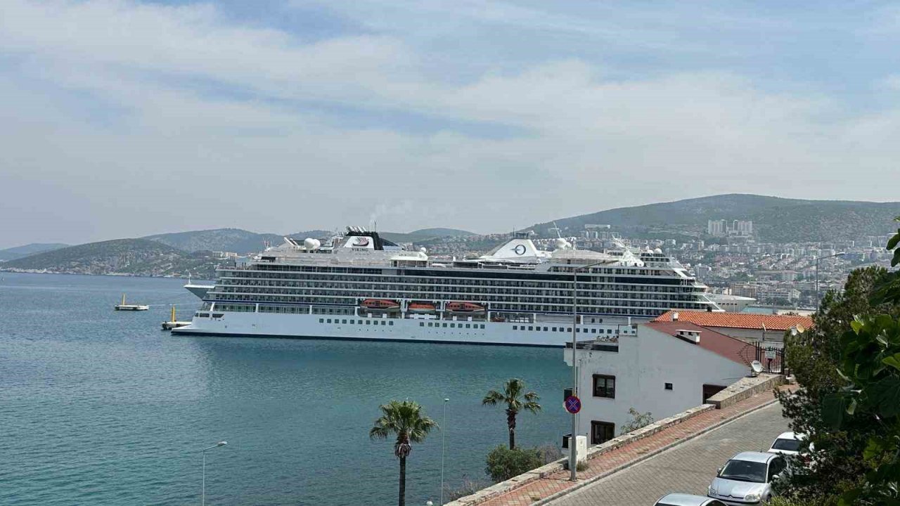 Kuşadası Limanı’na 4 gemi bereketi ile geldi