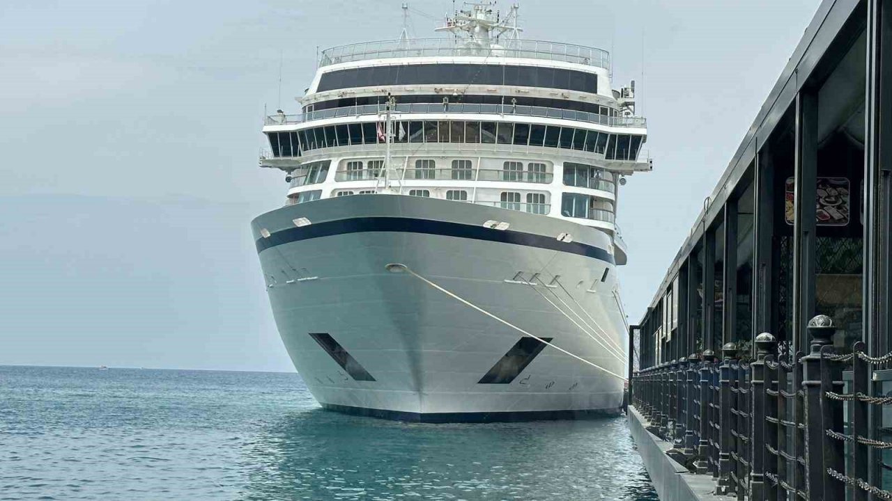 Kuşadası Limanı’na 4 gemi bereketi ile geldi