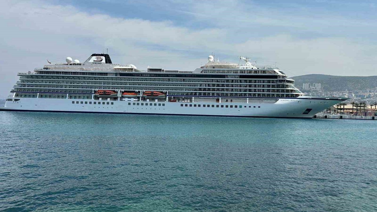 Kuşadası Limanı’na 4 gemi bereketi ile geldi