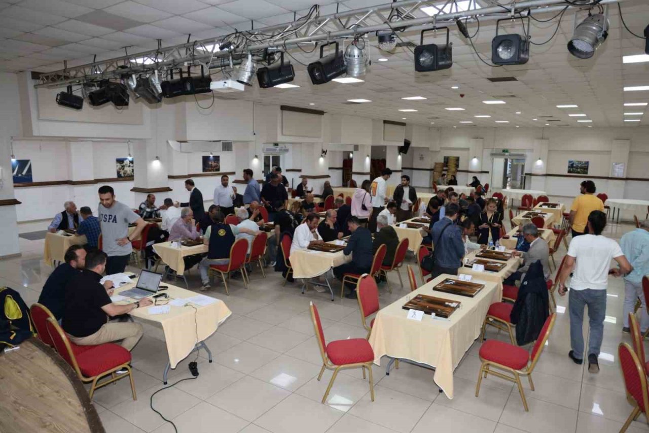 Marmaris’te zarlar depremzedeler için atıldı