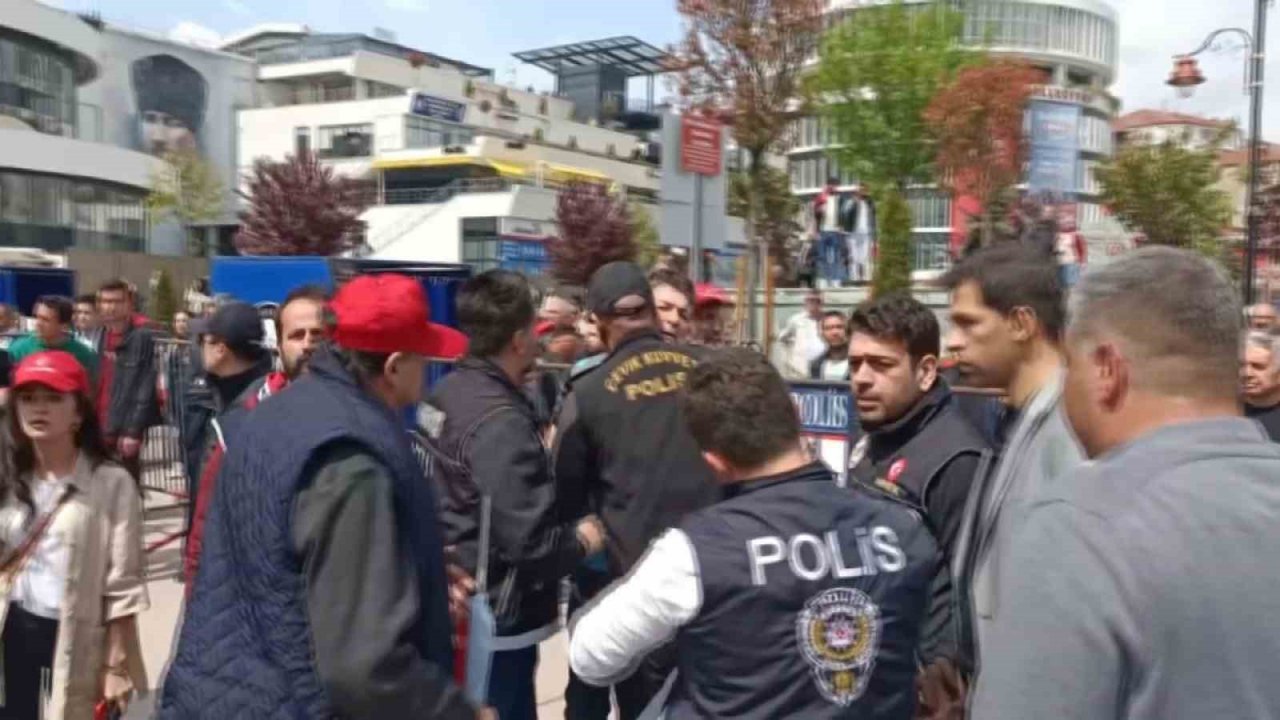 CHP Mengen İlçe Teşkilatı’nın pankartları yüzünden alanı göremeyince duruma tepki gösterdi