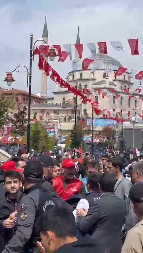 CHP Mengen İlçe Teşkilatı’nın pankartları yüzünden alanı göremeyince duruma tepki gösterdi