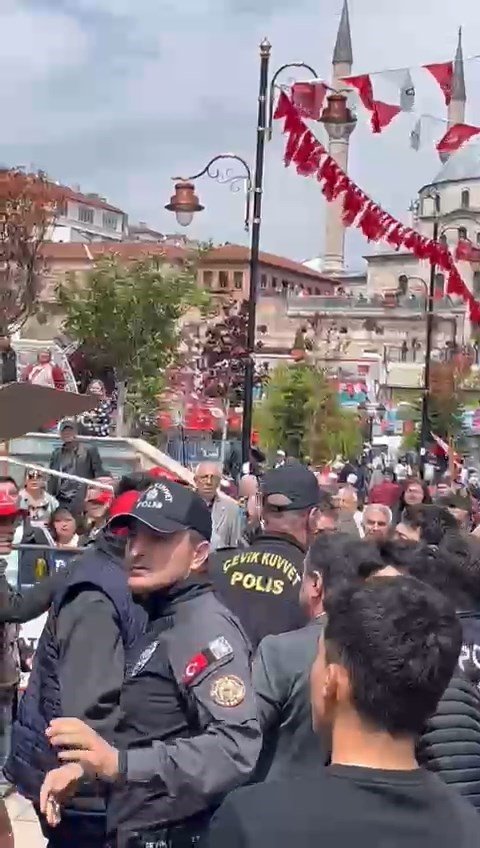 CHP Mengen İlçe Teşkilatı’nın pankartları yüzünden alanı göremeyince duruma tepki gösterdi