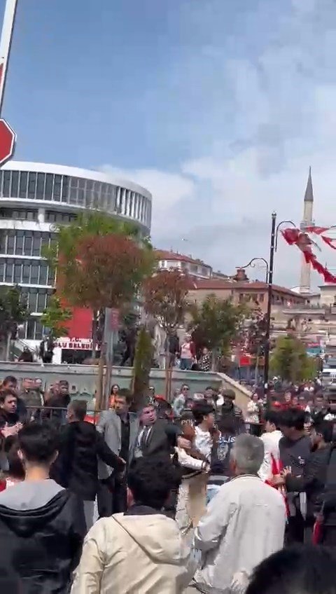 CHP Mengen İlçe Teşkilatı’nın pankartları yüzünden alanı göremeyince duruma tepki gösterdi