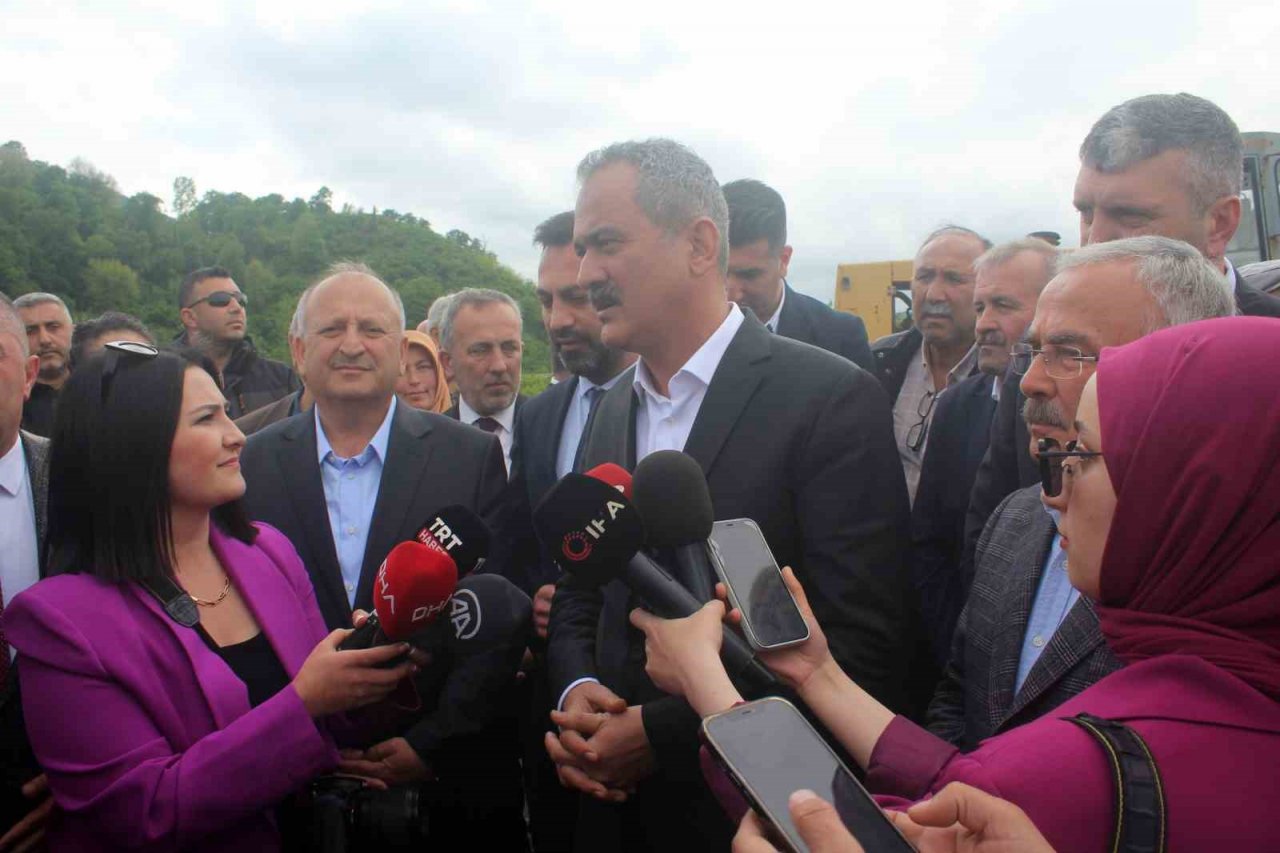 Bakan Özer: "Ünye-Akkuş-Niksar yolu ekonomi çarkı için Akdeniz’i Karadeniz’e bağlayan bir yoldur"