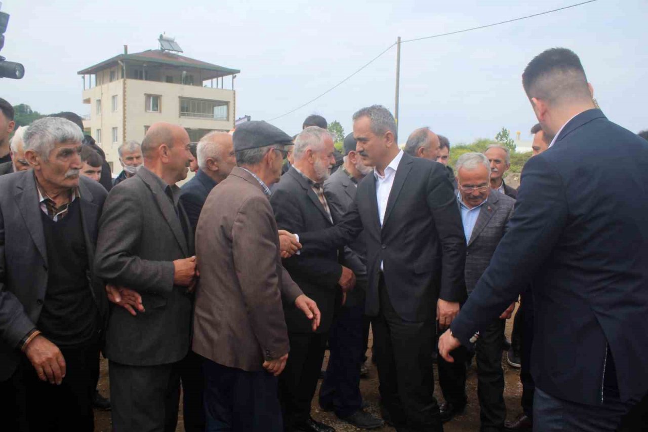 Bakan Özer: "Ünye-Akkuş-Niksar yolu ekonomi çarkı için Akdeniz’i Karadeniz’e bağlayan bir yoldur"