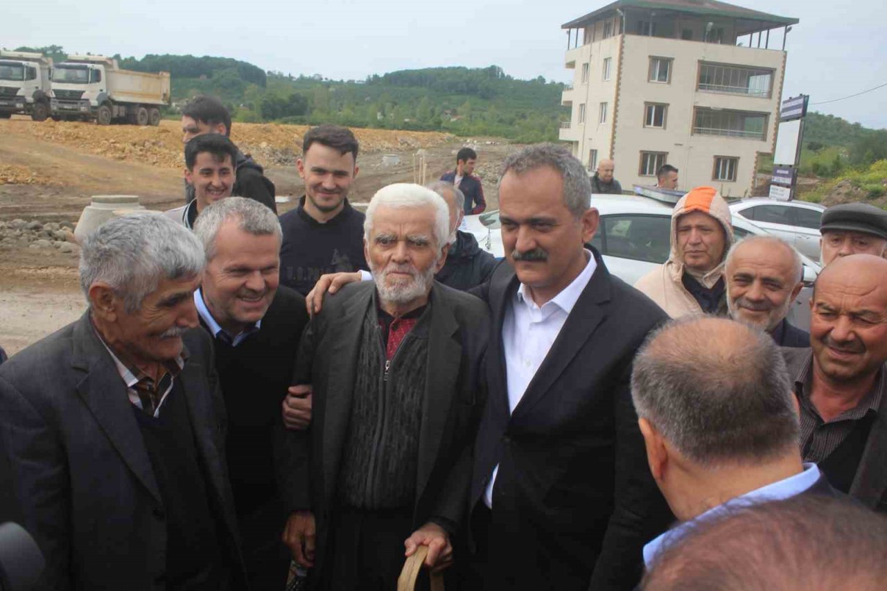 Bakan Özer: "Ünye-Akkuş-Niksar yolu ekonomi çarkı için Akdeniz’i Karadeniz’e bağlayan bir yoldur"