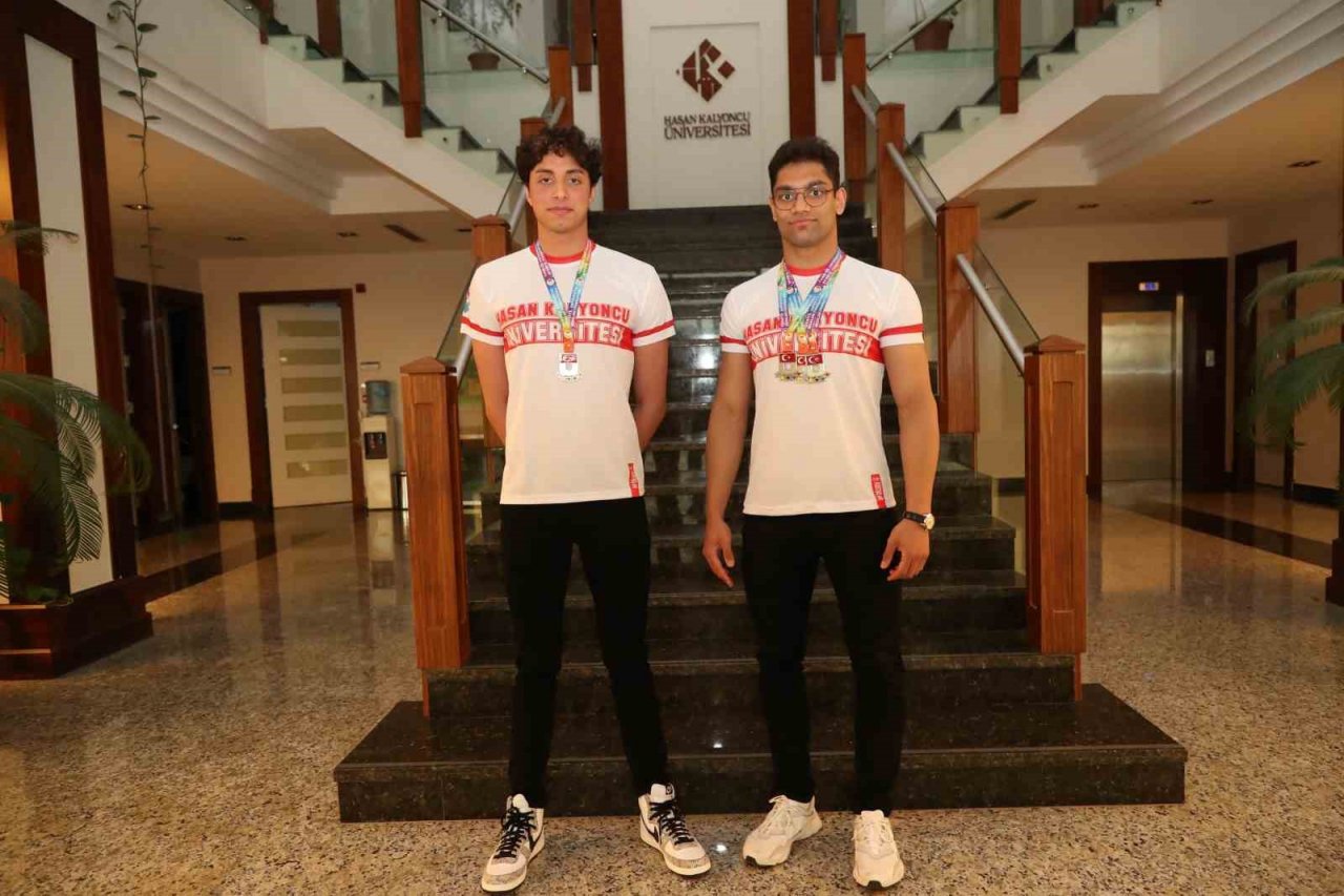 HKÜ’lü milli sporculardan yüzmede çifte başarı