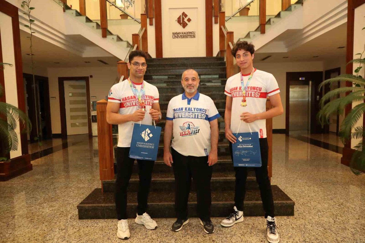 HKÜ’lü milli sporculardan yüzmede çifte başarı