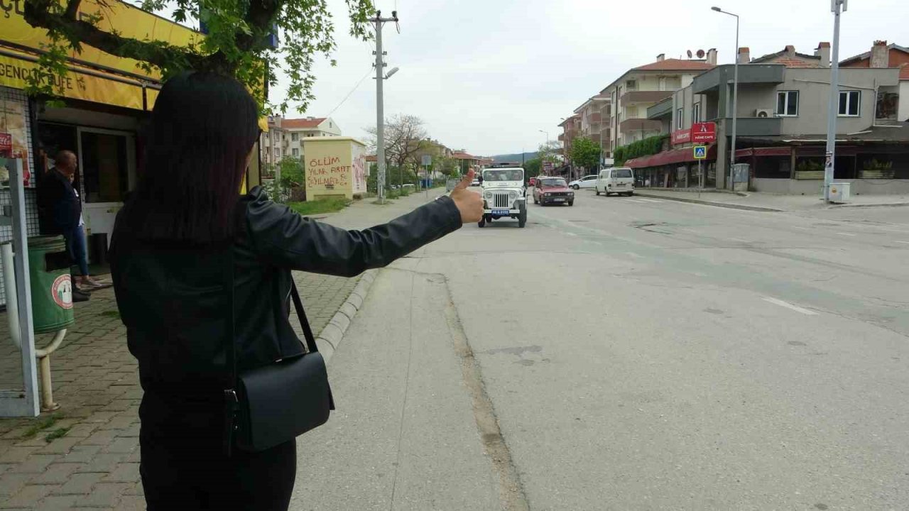 Muğla’da otostop çeken öğrenciler nostaljik araç ile farkındalık yaşadı