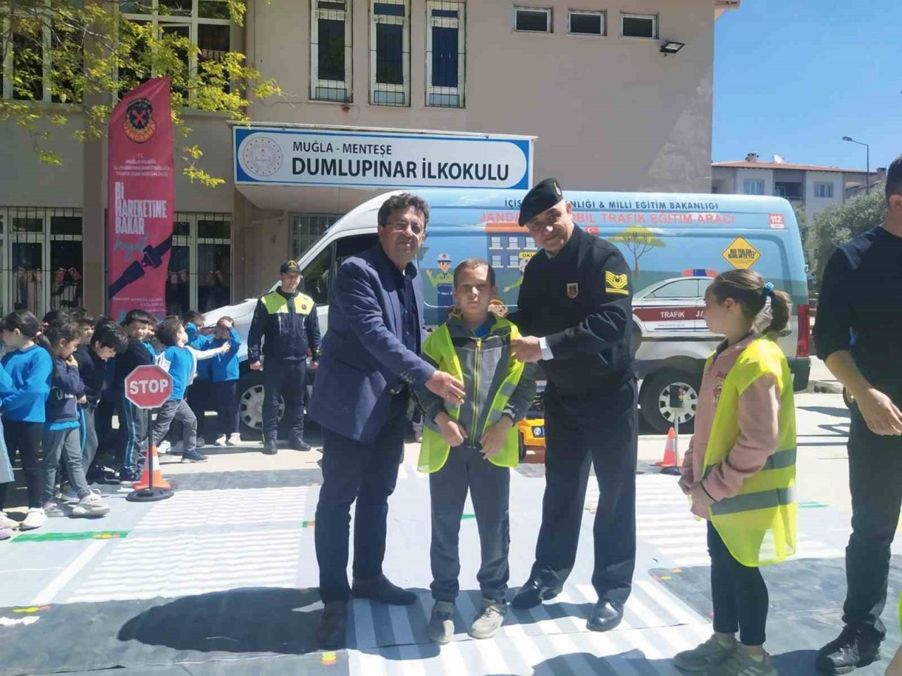 Jandarmadan öğrencilere reflektif yelek