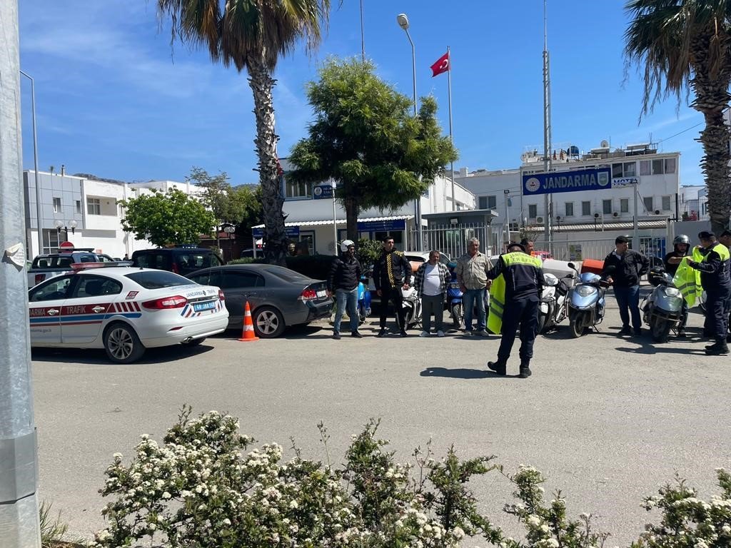 Jandarma 150 sürücüye yelek dağıttı