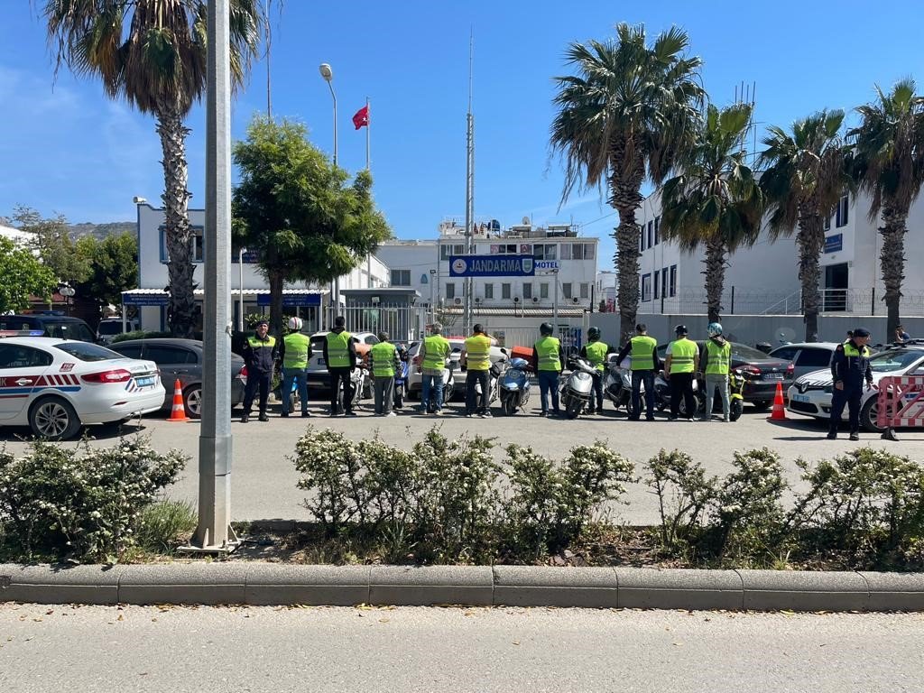 Jandarma 150 sürücüye yelek dağıttı