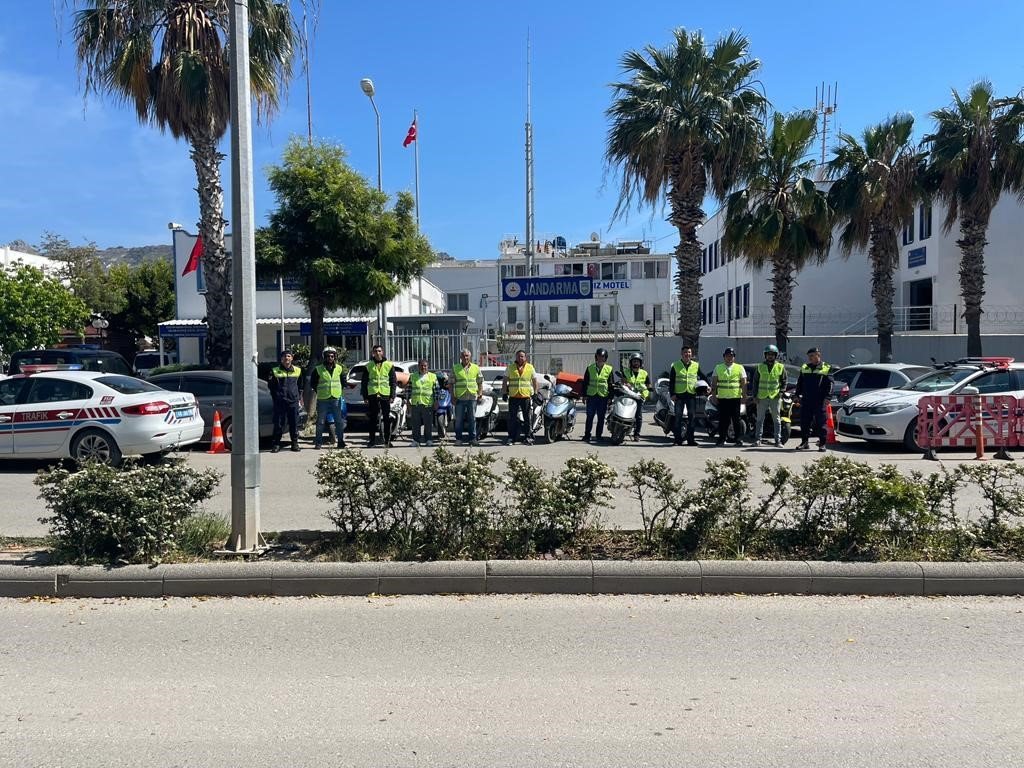 Jandarma 150 sürücüye yelek dağıttı