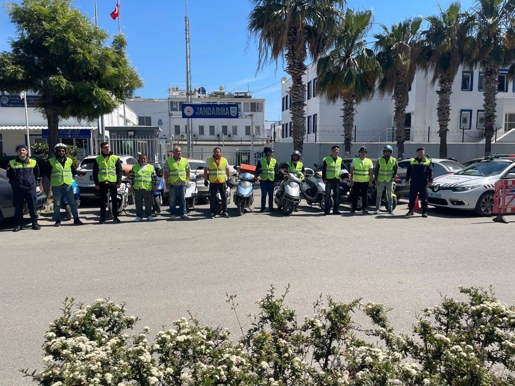 Jandarma 150 sürücüye yelek dağıttı