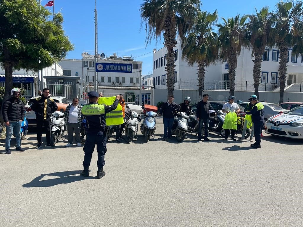 Jandarma 150 sürücüye yelek dağıttı