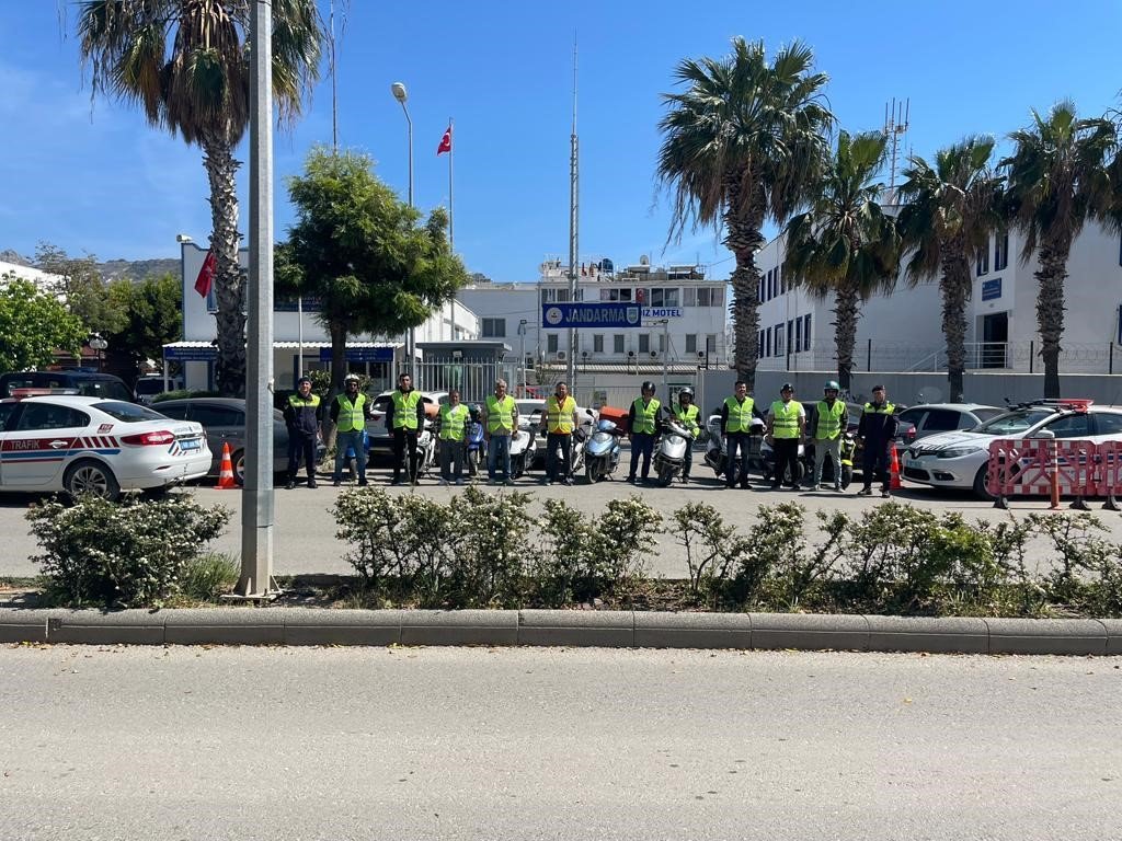 Jandarma 150 sürücüye yelek dağıttı