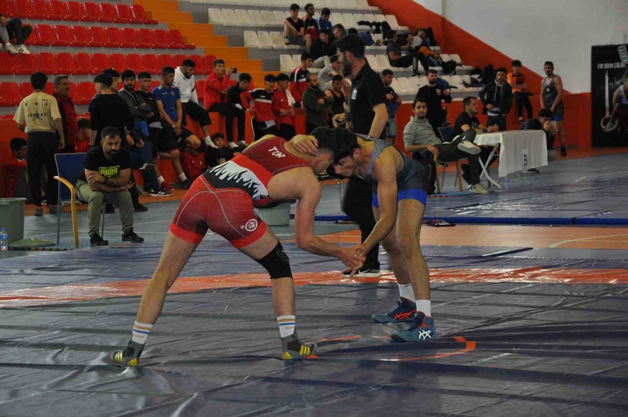 Kars’ta güreşçiler finaller için mindere çıktı