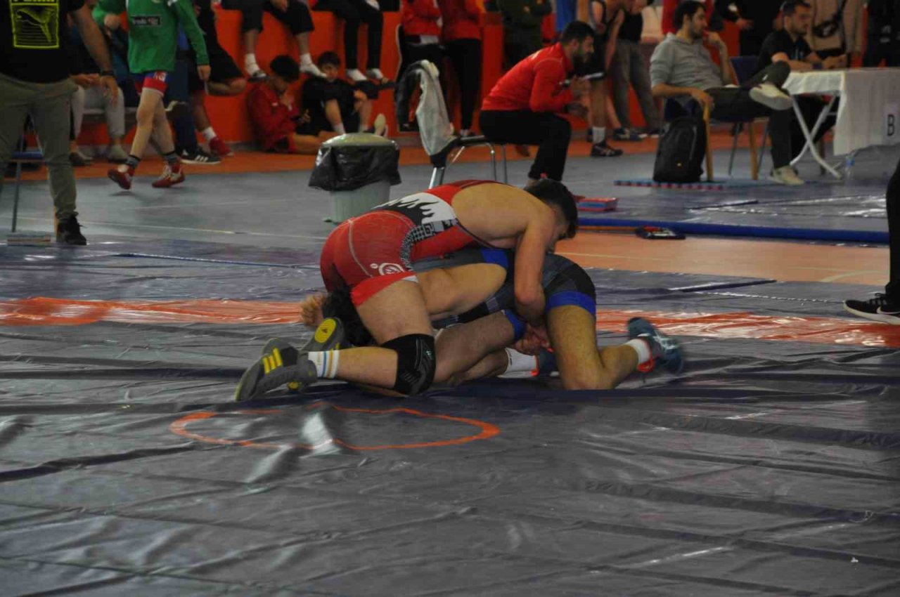 Kars’ta güreşçiler finaller için mindere çıktı