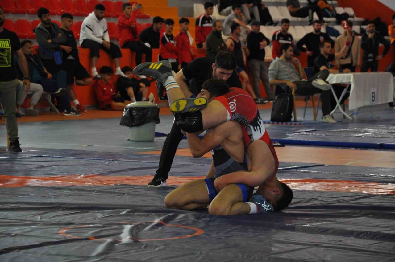 Kars’ta güreşçiler finaller için mindere çıktı